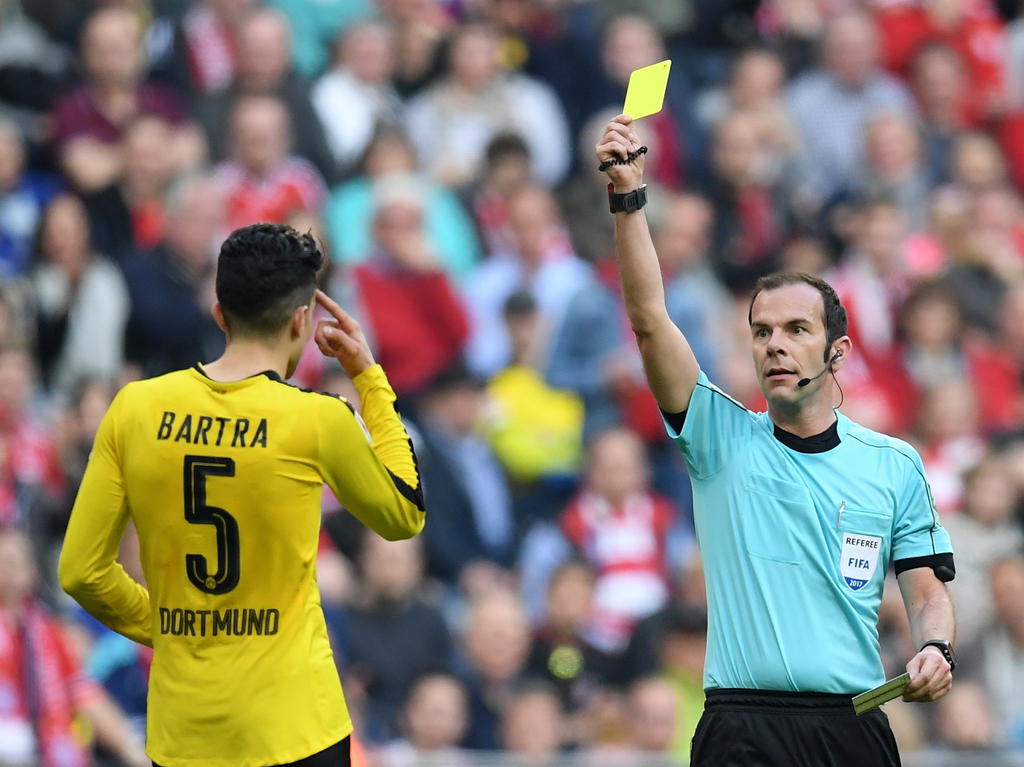 Bartra ve la amarilla en un partido con el Borussia. (Foto: Getty) Bartra ve la amarilla en un partido con el Borussia. (Foto: Getty)