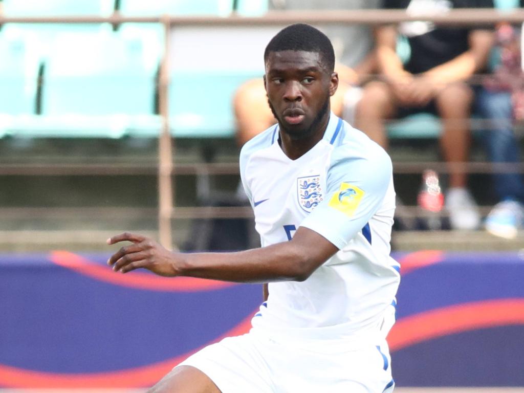 Englands U20-Verteidiger Fikayo Tomori ein Eigentor aus 45 Metern Englands U20-Verteidiger Fikayo Tomori ein Eigentor aus 45 Metern