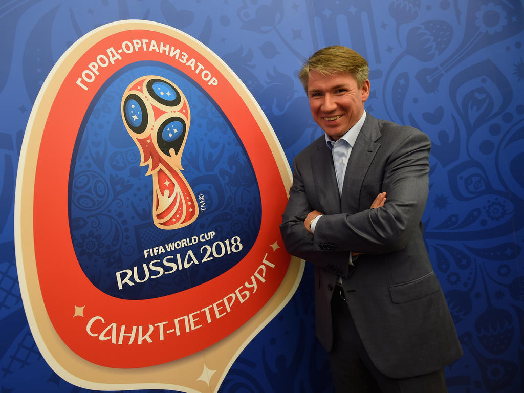 Alexeï Sorokin junto a un logo del próximo Mundial 2018. (Foto: Imago)