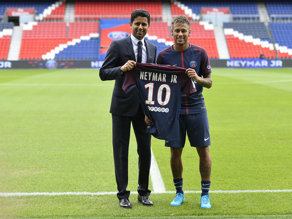 Nasser Al-Khelaifi (izq.) posa con Neymar en su presentación. (Foto: Getty)