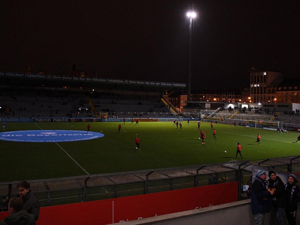 Größtenteils herrschte Dunkelheit im Stadion des TSV 1860 München