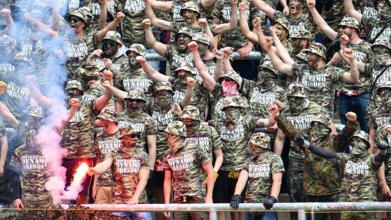 Geschmackloser Auftritt der Dynamo-Fans in Karlsruhe Geschmackloser Auftritt der Dynamo-Fans in Karlsruhe