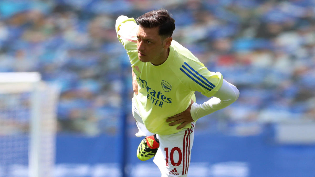 Mesut Özil steht noch beim FC Arsenal unter Vertrag Mesut Özil steht noch beim FC Arsenal unter Vertrag