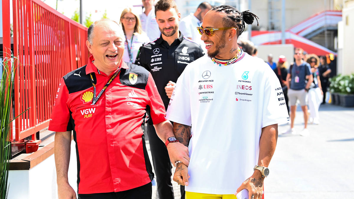 Lewis Hamilton (r.) wurde zuletzt mit einem Wechsel zu Ferrari in Verbindung gebracht