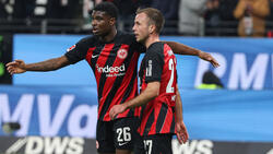 Eric Junior Dina-Ebimbe (l.) galt lange als Verkaufskandidat bei Eintracht Frankfurt