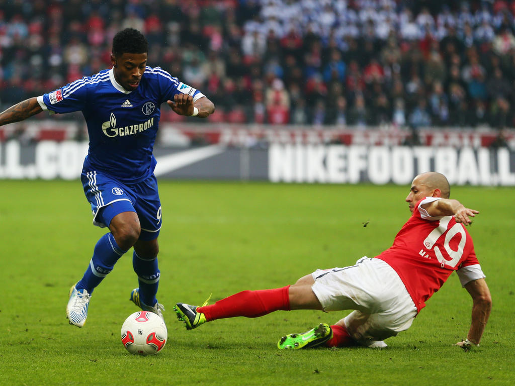 Michel Bastos (l.) in duel met Elkin Soto (r.) tijdens het duel Schalke 04 - Mainz 05. (16-02-2013)