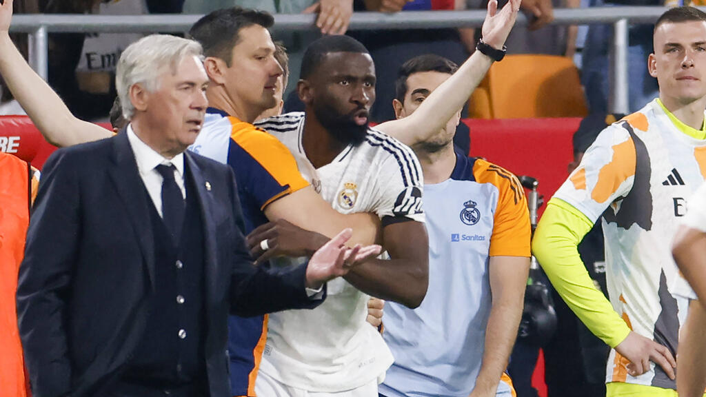 Antonio Rüdiger (M.) musste von mehreren Menschen zurückgehalten werden