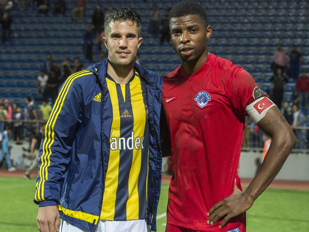 Robin van Persie gaat na het duel tussen Fenerbahçe en Kasımpaşa SK samen met Ryan Donk op de foto. De Nederlandse verdediger heeft zich daar opgewerkt tot aanvoerder.