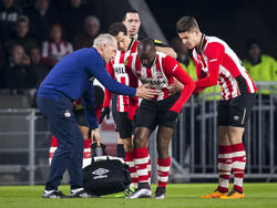 Jetro Willems (m.) heeft een blessurebehandeling nodig tijdens het competitieduel PSV - ADO Den Haag. (27-02-2016)