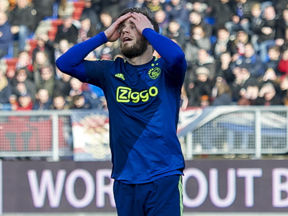 Lasse Schöne laat een grote kans liggen tegen Willem II en baalt daar duidelijk van. (22-02-2015)