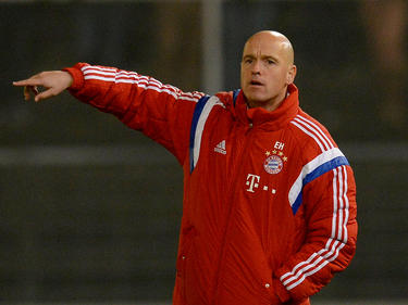 Trainer Erik ten Hag van FC Bayern München II geeft aanwijzingen aan zijn spelers. (02-11-2014)