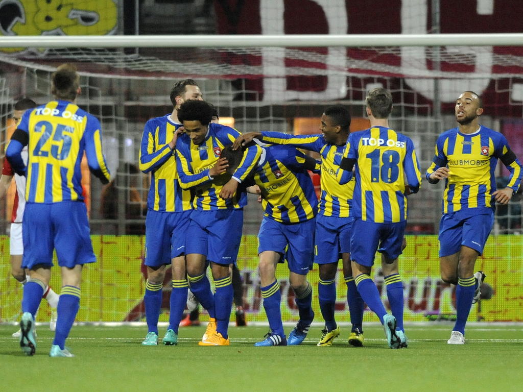 Met bijna het hele team viert FC Oss de 0-1 voorsprong op bezoek bij FC Emmen. (06-03-2015)
