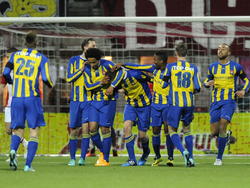 Met bijna het hele team viert FC Oss de 0-1 voorsprong op bezoek bij FC Emmen. (06-03-2015)
