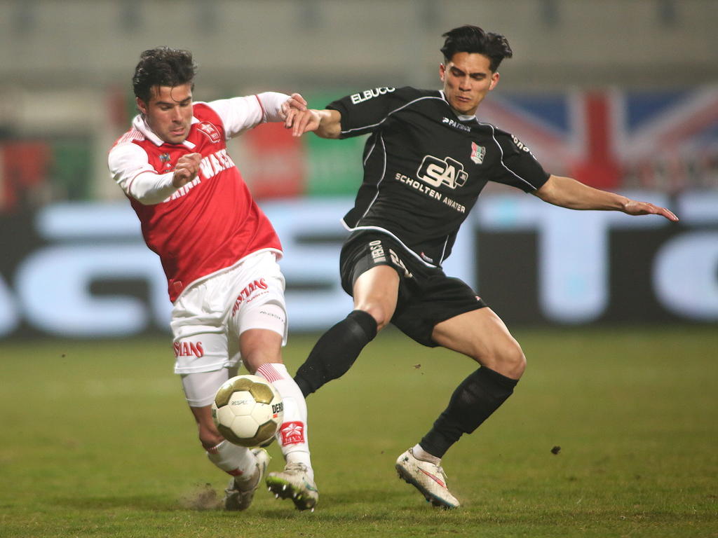 Marco Ospitalieri (l.) en Navarone Foor (r.) vechten om de bal in het Jupiler League-duel tussen MVV en NEC. (20-03-2015)