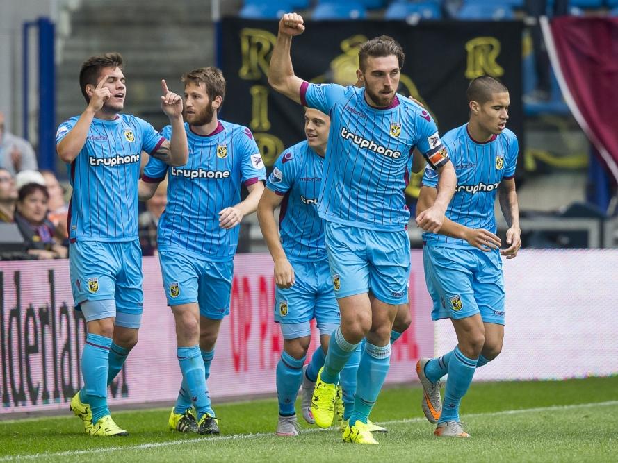 De spelers van Vitesse vieren gezamenlijk de 1-0 van Guram Kashia (m.), die de score opent tegen De Graafschap. (20-09-2015)