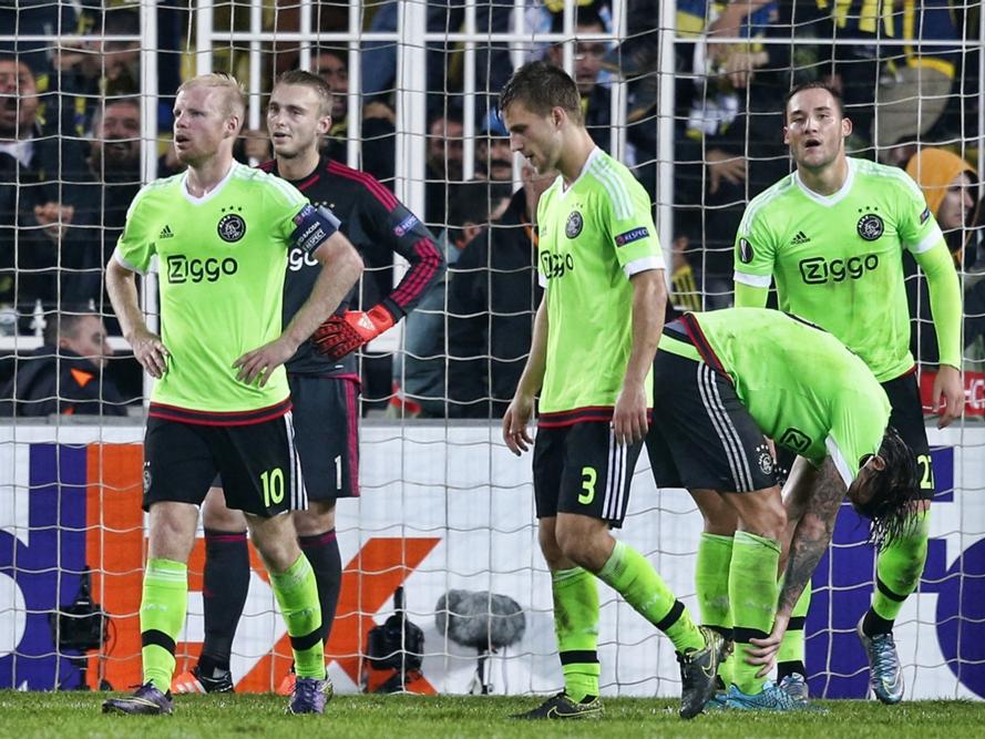 Ontzetting bij Ajax-spelers (v.l.n.r.) Davy Klaassen, Jasper Cillessen, Joel Veltman en Nemanja Gudelj na de goal van Fenerbahce vlak voor tijd tijdens de Europa League. (22-10-2015)