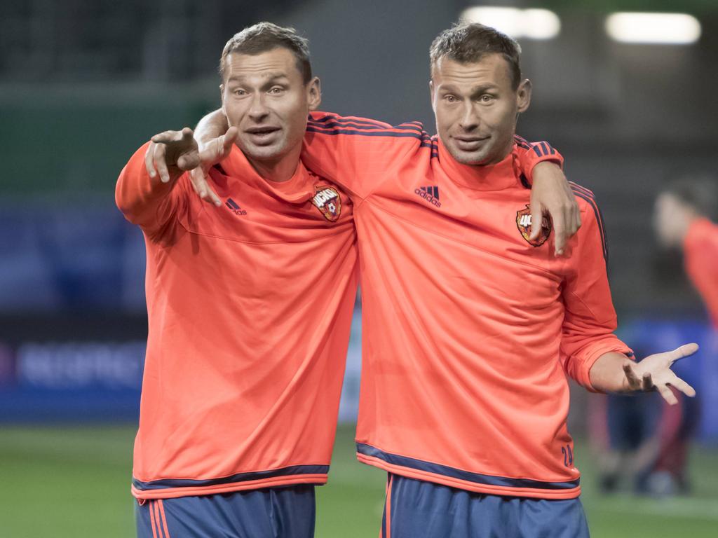 Aleksey Berezutskiy (l.) en Vasiliy Berezutskiy (r.) arm in arm bij CSKA Moskou. (14.09.2015)
