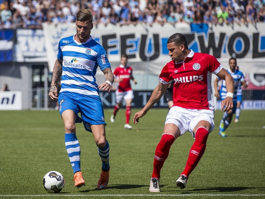 Jeffrey Bruma (r.) zit er kort op bij spits Lars Veldwijk (l.) tijdens de laatste competitiewedstrijd van het seizoen tussen PEC Zwolle en PSV. (07-05-2016) Jeffrey Bruma (r.) zit er kort op bij spits Lars Veldwijk (l.) tijdens de laatste competitiewedstrijd van het seizoen tussen PEC Zwolle en PSV. (07-05-2016)