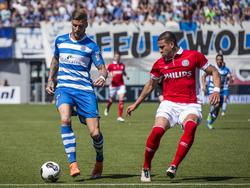 Jeffrey Bruma (r.) zit er kort op bij spits Lars Veldwijk (l.) tijdens de laatste competitiewedstrijd van het seizoen tussen PEC Zwolle en PSV. (07-05-2016)
