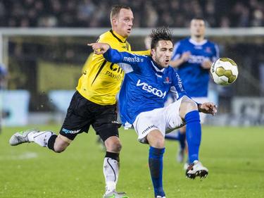 Kai Heerings (r.) moet de bal onder druk van Sjoerd Ars (l.) aannemen. De mandekker van Helmond Sport maakt zijn debuut in het shirt van de club. (29-01-2016)