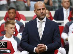 Peter Bosz beleeft zijn officiële debuut als trainer van Ajax. De eindverantwoordelijke begint met een zwaar duel tegen PAOK Saloniki in de voorrondes van de Champions League. (26-07-2016)