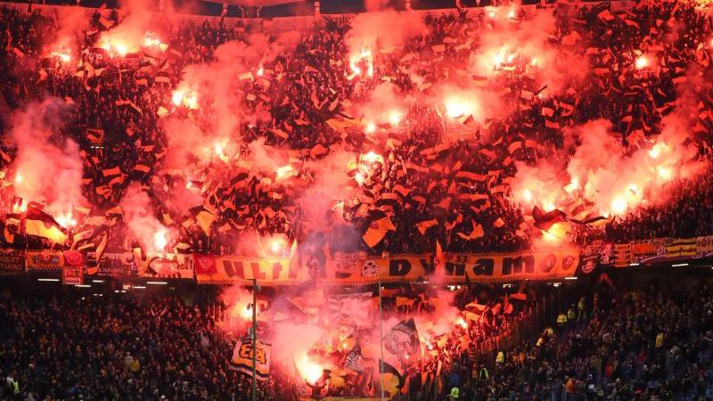 Fans von Dynamo Dresden zünden im Hamburger Volksparkstadion beeindruckendes Feuerwerk