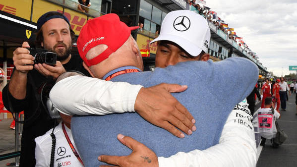 Für Lewis Hamilton war Niki Lauda mehr als nur ein Teammitglied Für Lewis Hamilton war Niki Lauda mehr als nur ein Teammitglied