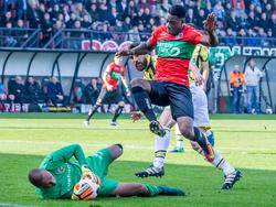 Vitesse-doelman Eloy Room klemt de bal net op tijd voordat NEC-aanvaller Kévin Mayi de bal langszij kan spelen. (23-10-2016)