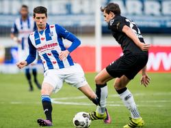 Justin Hoogma (r.) probeert Pelle van Amersfoort (l.) uit te kappen tijdens sc Heerenveen - Heracles Almelo. (23-10-2016)