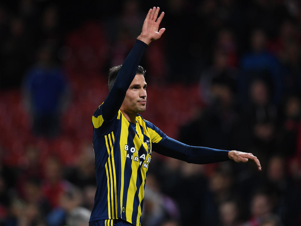 Tras el golpe, van Persie tenía sangre en el párpado. (Foto: Getty)