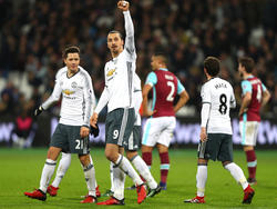 Zlatan Ibrahimović juicht na de tweede treffer van Manchester United op bezoek bij West Ham United. De Zweed heeft even eerder voor de beslissing in het duel gezorgd. (02-01-2017)