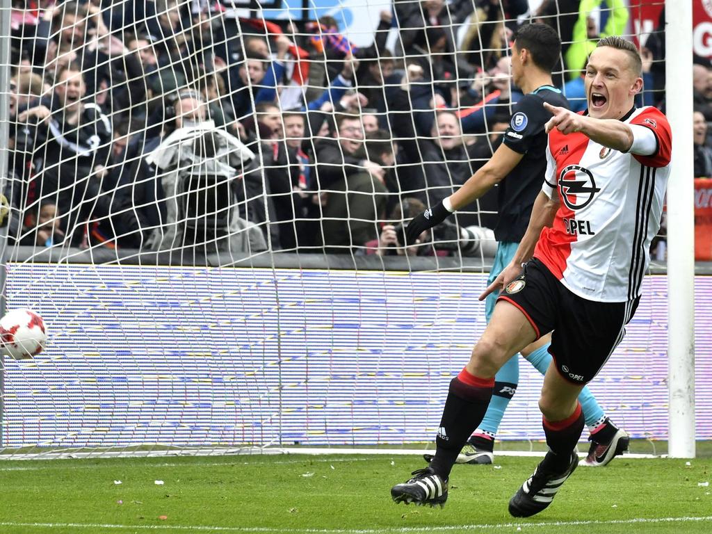 Jens Toornstra bedankt na het scoren van de 1-0 Terence Kongolo voor zijn assist tijdens het competitieduel Feyenoord - PSV (26-02-2017).