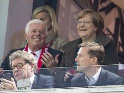 Angela Merkel verfolgte das Spiel neben Werner Spinner