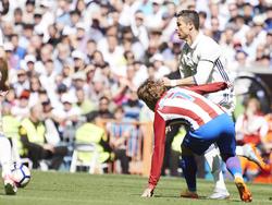 Cristiano Ronaldo (boven) troeft Antoine Griezmann (onder) af tijdens het competitieduel Real Madrid - Atlético Madrid (08-04-2017).