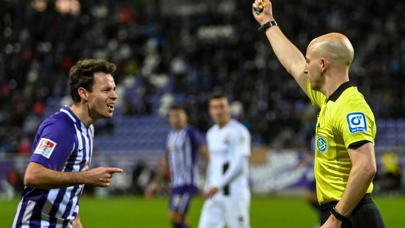 Schiedsrichter Nicolas Winter zeigt Aues Clemens Fandrich die Rote Karte