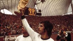 Gerd Müller (r.) jubelt stolz mit dem WM-Pokal