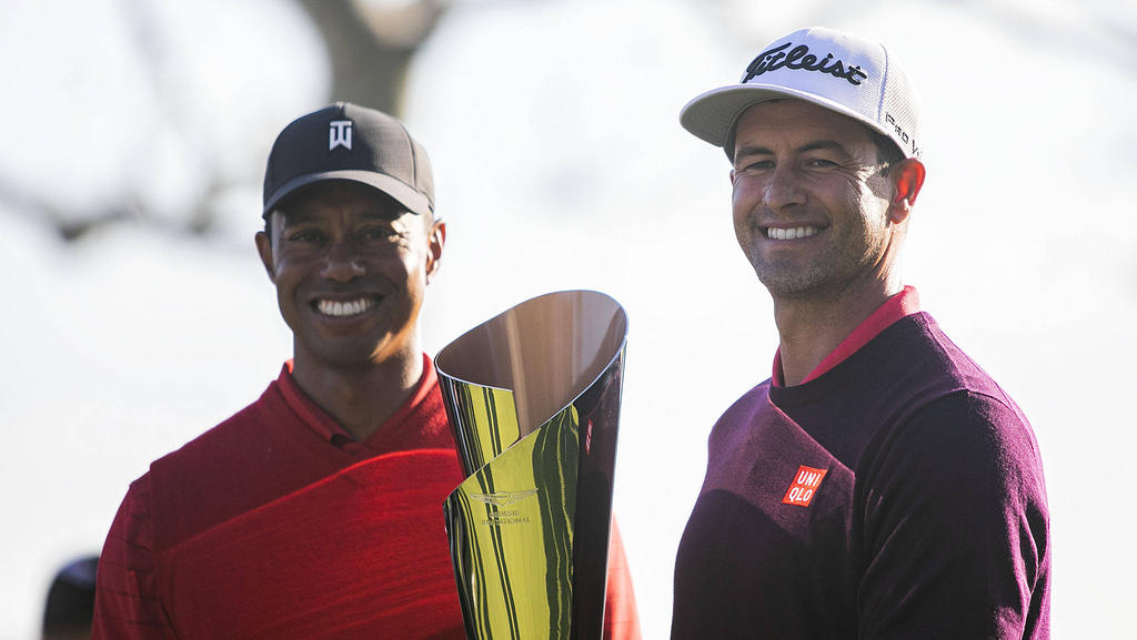 Golf-Stars Tiger Woods (l.) und der Sieger Adam Scott posieren mit der Trophäe Golf-Stars Tiger Woods (l.) und der Sieger Adam Scott posieren mit der Trophäe