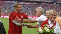 Sepp Maier (M.) sieht in Manuel Neuer vom FC Bayern einen würdigen Nachfolger