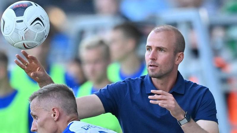 Agierte bei seinem Pflichtspieldebüt im DFB-Pokal äußerst besonnen: Trainer Sebastian Hoeneß (r.) von der TSG 1899 Hoffenheim Agierte bei seinem Pflichtspieldebüt im DFB-Pokal äußerst besonnen: Trainer Sebastian Hoeneß (r.) von der TSG 1899 Hoffenheim