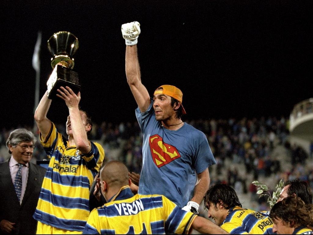 Im Mai 1999 feierte der AC Parma den zweiten Pokaltitel seiner Vereinsgeschichte. Keeper Gianluigi Buffon (m.) hieß fortan nur noch 