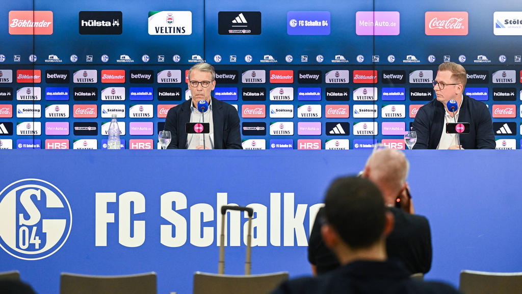 Peter Knäbel (M.) und André Hechelmann (r.) suchen einen Coach für den FC Schalke 04 Peter Knäbel (M.) und André Hechelmann (r.) suchen einen Coach für den FC Schalke 04