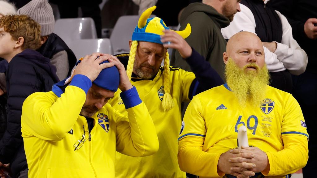 Schwedische Fans warten nach dem Abbruch des EM-Qualifikationsspiels in Brüssel auf der Tribüne