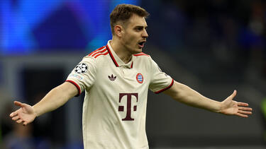 Bayern-Star Josip Stanisic schubste am Mittwochabend einen Balljungen weg
