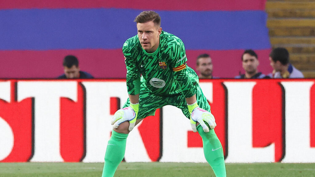 Beim Trainingsauftakt des FC Barcelona übte Marc-André ter Stegen am Rande der Gruppe Beim Trainingsauftakt des FC Barcelona übte Marc-André ter Stegen am Rande der Gruppe