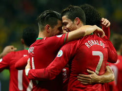 Cristiano Ronaldo (r.) feiert mit seinen Teamkollegen