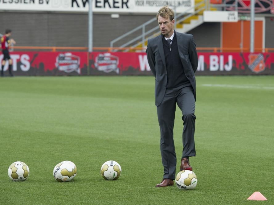 Bert Konterman, assistent-trainer van Jong FC Twente, legt voor het duel met FC Volendam de ballen goed voor de warming-up. (20-10-2013)