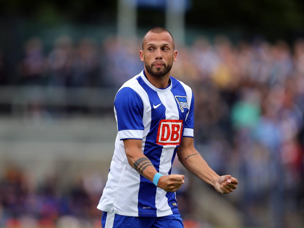 John Heitinga viert zijn treffer tijdens de oefenwedstrijd Hertha BSC - PSV Eindhoven. (24-7-2014) John Heitinga viert zijn treffer tijdens de oefenwedstrijd Hertha BSC - PSV Eindhoven. (24-7-2014)
