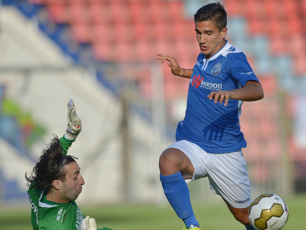 Khalid Sinouh (l.) houdt Edouardo Ceria van het scoren in de oefenwedstrijd FC Den Bosch - Sparta. (18-06-2014)