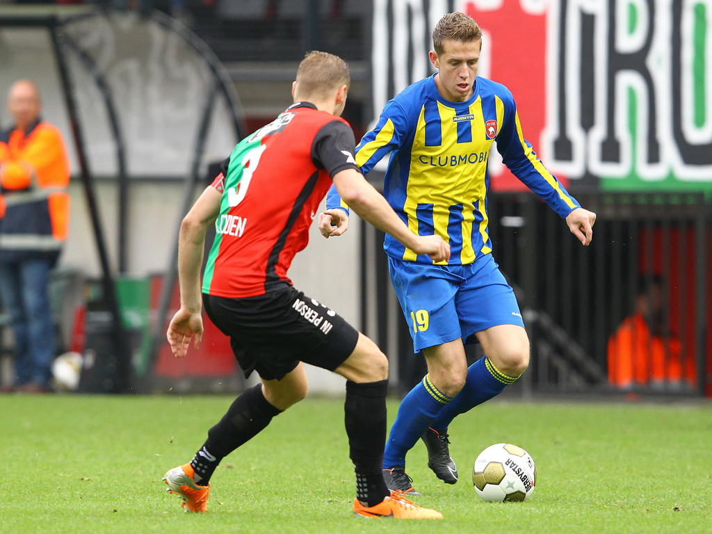 Rens van Eijden (l.) probeert Kevin van Veen (r.) de bal af te pakken tijdens het competitieduel NEC Nijmegen - FC Oss. (26-10-2014)