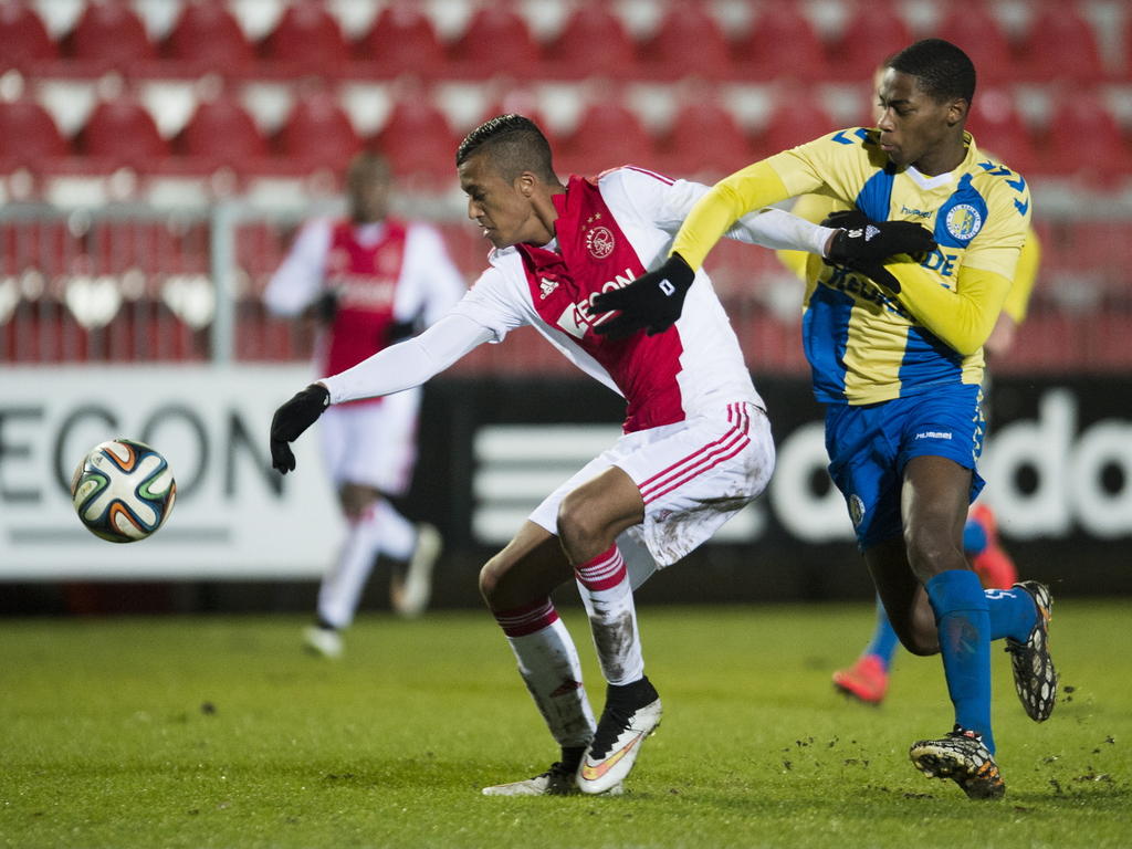 Richairo Živković (l.) vecht een duel uit met Collin Seedorf tijdens het competitieduel Jong Ajax - RKC Waalwijk. (08-12-2014) Richairo Živković (l.) vecht een duel uit met Collin Seedorf tijdens het competitieduel Jong Ajax - RKC Waalwijk. (08-12-2014)